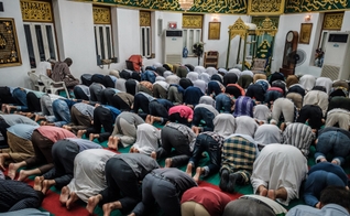 Muçulmanos durante reza em uma mesquita. (Foto: Reprodução/ Hugh Johnson)