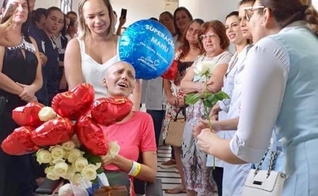 Emanuele Mendes de Marchi foi homenageada por médicos e enfermeiros. (Foto: Hospital Bom Samaritano)
