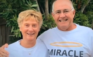 Alistair Blake – ao lado de sua esposa Melinda – surpreendeu os médicos ao voltar à vida depois que seu coração parou por 90 minutos. (Foto: Reprodução/7NEWS /Facebook)