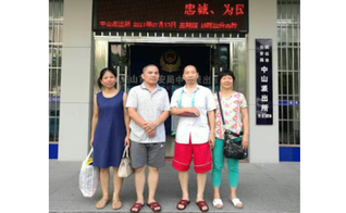 O pastor Li Wanhua (segundo da direita) foi convocado por autoridades policiais sobre informações do coronavírus. (Foto: Reprodução/ChinaAid)