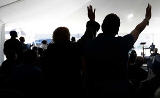 Fiéis durante um culto em uma barraca na Igreja Batista Missionária Mount Bethel, em Nashville, no Tennessee. (Foto: AP/Mark Humphrey)