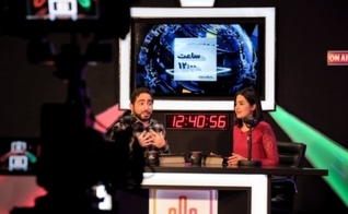 Apresentadores do "signal" do SAT-7 PARS, Reza Jafari e Niloufar Raisi. (Foto: Reprodução/SAT-7)