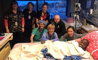 Robert com a equipe médica após a cirrurgia, nos EUA. (Foto: Reprodução/UGCN)