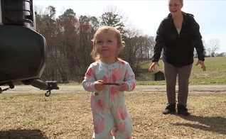 Caitlin Bowman brinca com sua filha, Bailee, que sobreviveu a um acidente com árvore nos EUA. (Foto: Reprodução/WGHP)