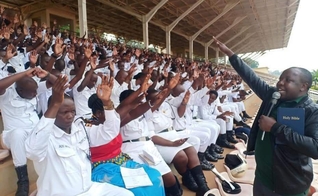 Oficiais de trânsito durante a reunião de Evangelismo, em Kampala. (Foto: Reprodução/UGCN)