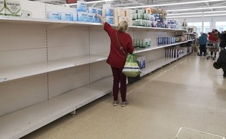 Por causa do pânico, alguns supermercados no Reino Unido ficaram com prateleiras vazias. (Foto: AFP)