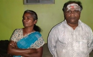 Babu Phinegas e sua esposa Esther, após sofrerem agressões dos nacionalistas hindus. (Foto: Reprodução/CSW)