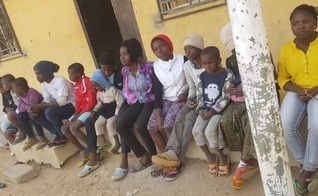 Grupo de crianças internadas em orfanato nigeriano. (Foto: Reprodução/Premier)