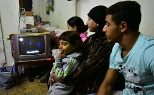 Família iraniana assiste programação cristã enquanto prossegue em quarentena por causa do coronavírus. (Foto: Reprodução/UGCN)