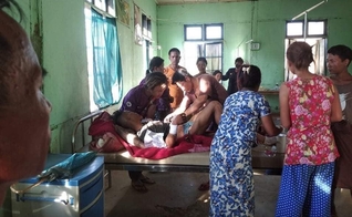 Um jovem cristão ferido recebe tratamento de emergência no hospital, que lutou para lidar com o número de feridos. (Foto: Reprodução / U Lai Pa / Barnabas Fund)