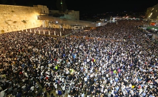 Multidão ora no Muro das Lamentações, em Jerusalém. (Foto: Western Wall Heritage Foundation)