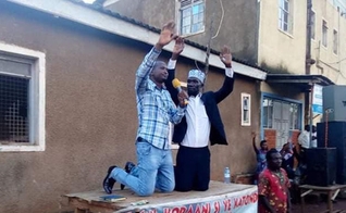 O pastor Stephen Waiswa, do Ministério de Evangelismo Bíblico (Kawempe), leva um imã devoto a Cristo no distrito de Iganga em 10 de março de 2020. (Foto: Reprodução/UGCN)