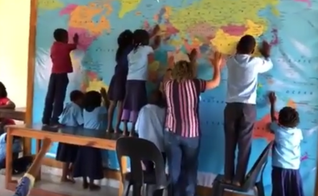 Crianças do projeto Kutsemba Ka África (Acreditar em África) clamando pelas nações. (Foto: Reprodução/YouTube)