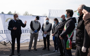 Autoridades locais e funcionários da Samaritan's Purse participam de uma cerimônia de dedicação. (Foto: Reprodução/Samaritans Purse)