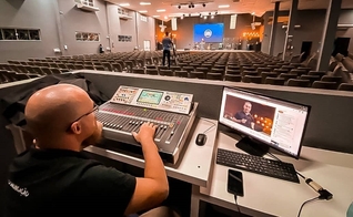 Transmissão do culto do MEVAM, na noite de quarta-feira (25). (Foto: Reprodução/Instagram)