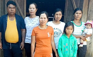 Y Ngun Knul com sua esposa e filhos, após ser libertado de uma provação de 16 anos de prisão. (Foto: Reprodução/Radio Free Asia)
