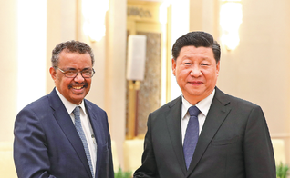 Presidente Xi Jinping aperta as mãos de Tedros Adhanom, diretor-geral da OMS, em Pequim. (Foto: Feng Yongbin/China Daily)