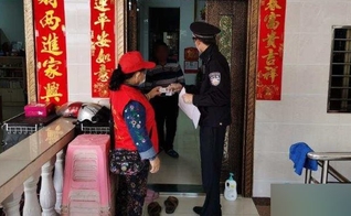 Na cidade de Sanya, na província de Hainan, um membro da equipe da comunidade, juntamente com um policial, vai de porta em porta para verificar as informações de identificação dos residentes. (Foto: Reprodução/Bitter Winter)