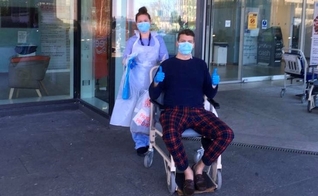 O pastor Mark McClurg ao sair do hospital. (Foto: Reprodução/Twitter)