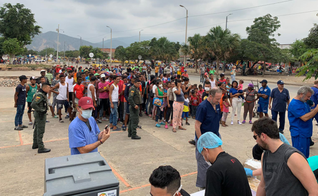 Missionários fazem atendimento médico e distribuem comidas na fronteira da Venezuela com a Colômbia. (Foto: Reprodução/God Reports)