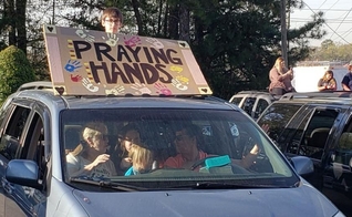 Pessoas oraram e louvaram a Deus mantendo-se em seus carros para garantir o distanciamento recomendado para evitar o contágio com o coronavírus. (Foto: Fox 5 Atlanta)