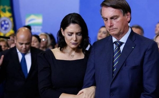 Presidente Jair Bolsonaro em oração ao lado da primeira-dama, Michelle Bolsonaro. (Foto: Presidência da República)