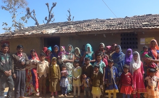 Membros de uma comunidade cristã em uma área rural da Índia. (Foto: Reprodução/Evangelical Focus) 