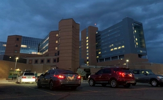 Carros do lado de fora do St. Mary's Medical Center, com as luzes piscando no sábado no evento Community Prayer for Healthcare Workers. (Foto: Nathan Deal / The Daily Sentinel)