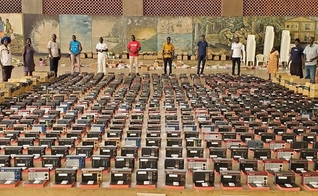 Uma equipe da Fundação Irene Gleeson, em Uganda, ora diante de Bíblias, rádios transistorizados que devem ser distribuídos a 1000 famílias nos distritos de Kitgum e Lamwo. (Foto: Reprodução/UGCN).