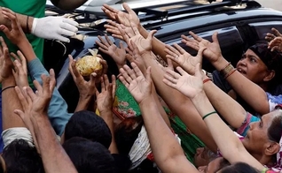 Cristãos ficam sem alimentos doados no Paquistão. (Foto: Reprodução/Reuters)