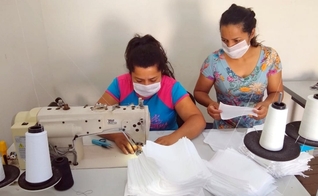 Mulheres costuram máscaras para serem doadas em Nova Veneza (SC). (Foto: Reprodução/Portal Veneza)