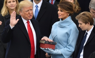 Donald Trump fez juramento sobre a Bíblia em posse da presidência dos EUA. (Foto: Mark Ralston/AFP/Getty Images)