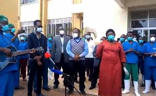 Médicos e ministra de Estado da Atenção Primária à Saúde, Moriku Joyce, comemoram alta de 10 pacientes recuperados da Covid-19 em Entebbe. (Foto: Reprodução/UGCN)