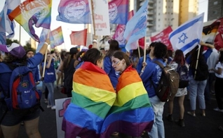 Israelenses participam da primeira parada anual do Orgulho Gay na cidade de Berseba, no sul de Israel, em 22 de junho de 2017. (Foto: AFP / Menahem Kahana)