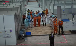 Profissionais de saúde comemoram fechamento de hospital de campanha na Espanha. (Foto: Reprodução/YouTube)