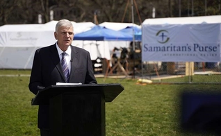 Franklin Graham em discurso no hospital de campanha no Central Park. (Foto: Reprodução/Samaritan’s Purse)
