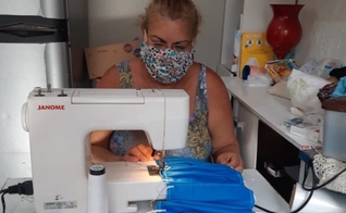 Zenilda produz voluntariamente, em média, 350 máscaras por dia. (Foto: Arquivo pessoal)