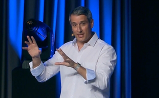 Erez Soref em uma de suas pregações. (Foto: Reprodução/Firm)