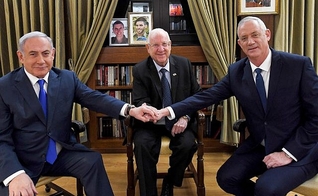Presidente israelense Reuven Rivlin (centro) em reunião com o primeiro-ministro, Benjamin Netanyahu, e seu ex-opositor, Benny Gantz. (Foto: Haim Zach/GPO)