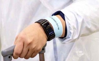 Pulseira “Labby Light", sistema desenvolvido pela empresa MetaWellness. (Foto: Reprodução/Ilfogliettone)
