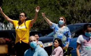 Fiéis participam de culto no estacionamento da Xtreme Harvest Church no Texas, EUA. (Foto: AP/Eric Gay)