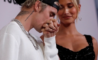 Justin Bieber beija a mão de sua esposa, Hailey Baldwin, na estréia do documentário “Justin Bieber: Seasons” em Los Angeles. (Foto: Reuters/Mario Anzuoni)