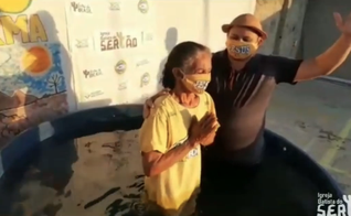 Meire foi uma das batizadas no sertão da Bahia. (Foto: Reprodução/Instagram)