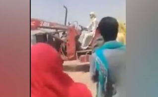 Trator usado por muçulmanos destrói cemitério cristãos. (Foto: Reprodução/Wion)