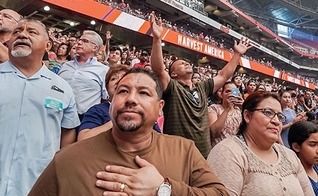 Culto no Harvest America, em 11 de junho, no University of Phoenix Stadium, em Glendale, Arizona. (Foto: Reprodução/ Harvest Christian Fellowship)