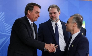 O presidente Jair Bolsonaro falou no nome do ministro da Justiça André Mendonça para ser o evangélico que ocupará uma das vagas que deve abrir em breve no STF. (Foto: Arquivo/Marcos Corrêa/PR)