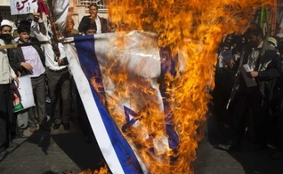 Bandeira de Israel sendo queimada por ativistas anti-Israel no Irã. (Foto: Reprodução/Twitter)