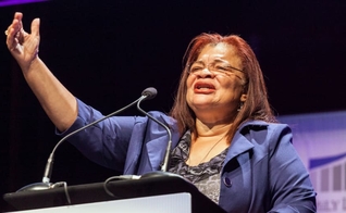 A evangelista Alveda King aconselha líderes em tempos de protestos raciais. (Foto: Brian Frank/Reuters)