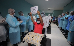 Paciente celebra recuperação da Covid-19 no Amazonas. (Foto: Diego Peres/Secom-AM)
