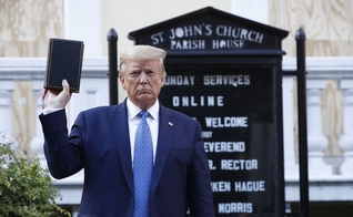 Donald Trump segura uma Bíblia enquanto visita a Igreja de St. John, próxima à Casa Branca. (Foto: AP/Patrick Semansky)